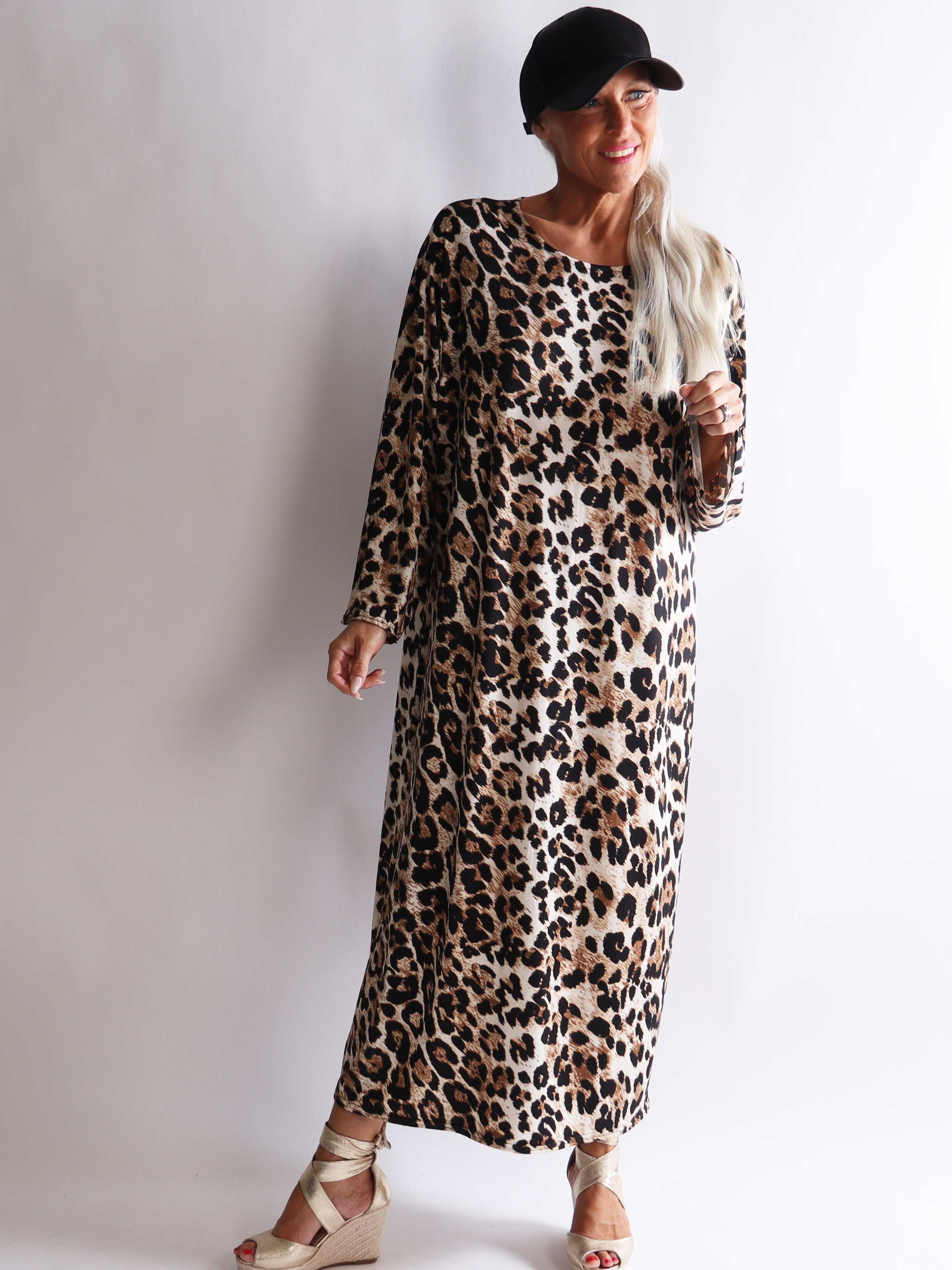 Katri - Lång plus size-klänning i skrynkelfritt leopardtyg